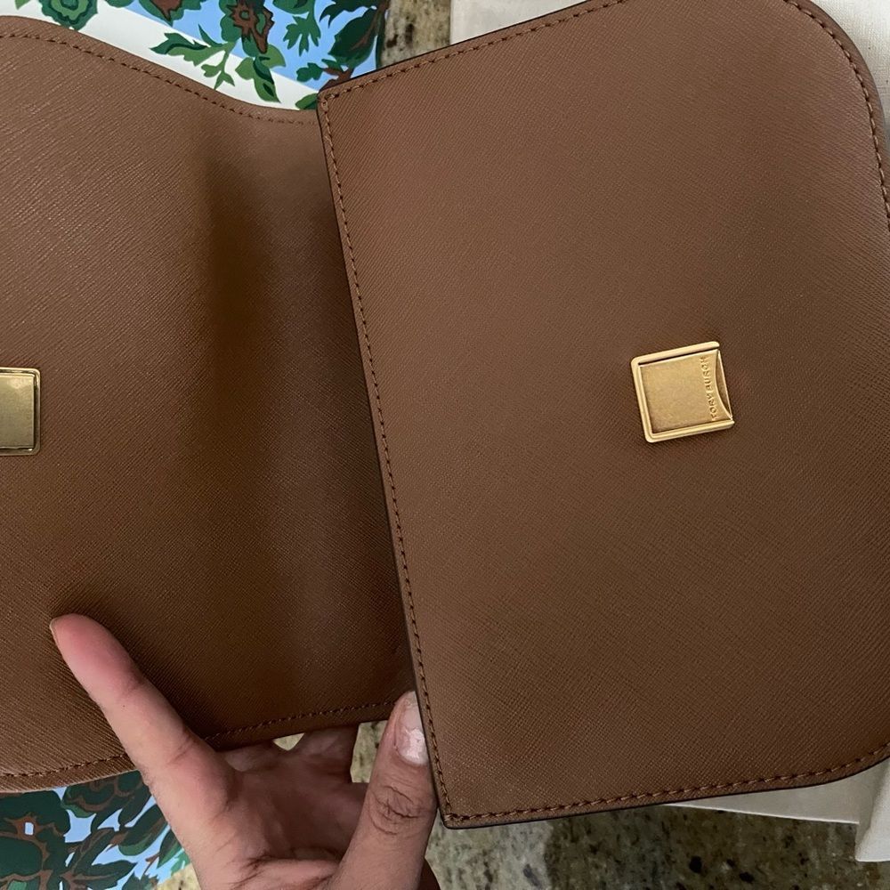 New π Tory Burch Emerson Flap - Picture 6 of 11